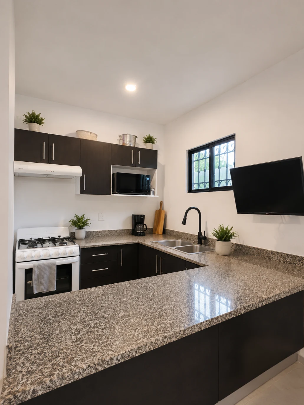 Cocina con cubierta de granito